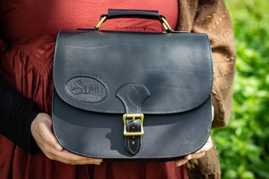 Cartable en cuir noir à boucle en laiton