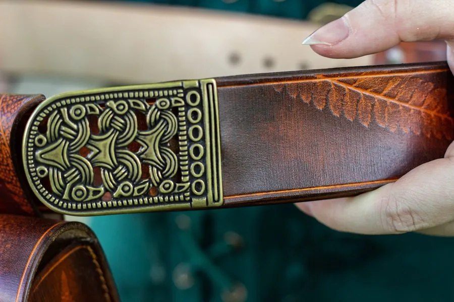 Ceinture à boucle en laiton ouvragée et fougère gravée