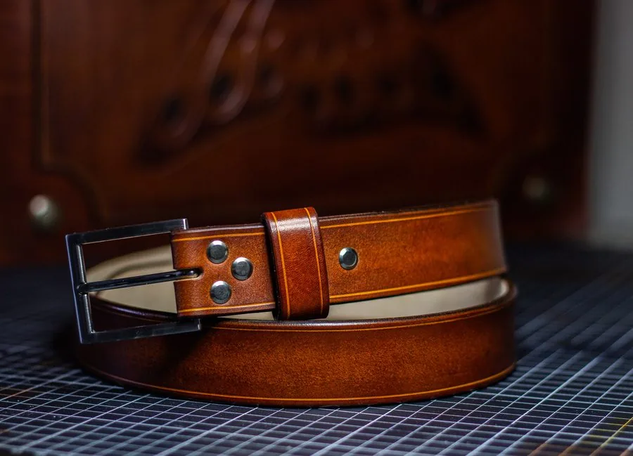 Ceinture en cuir brun patiné à boucle noire