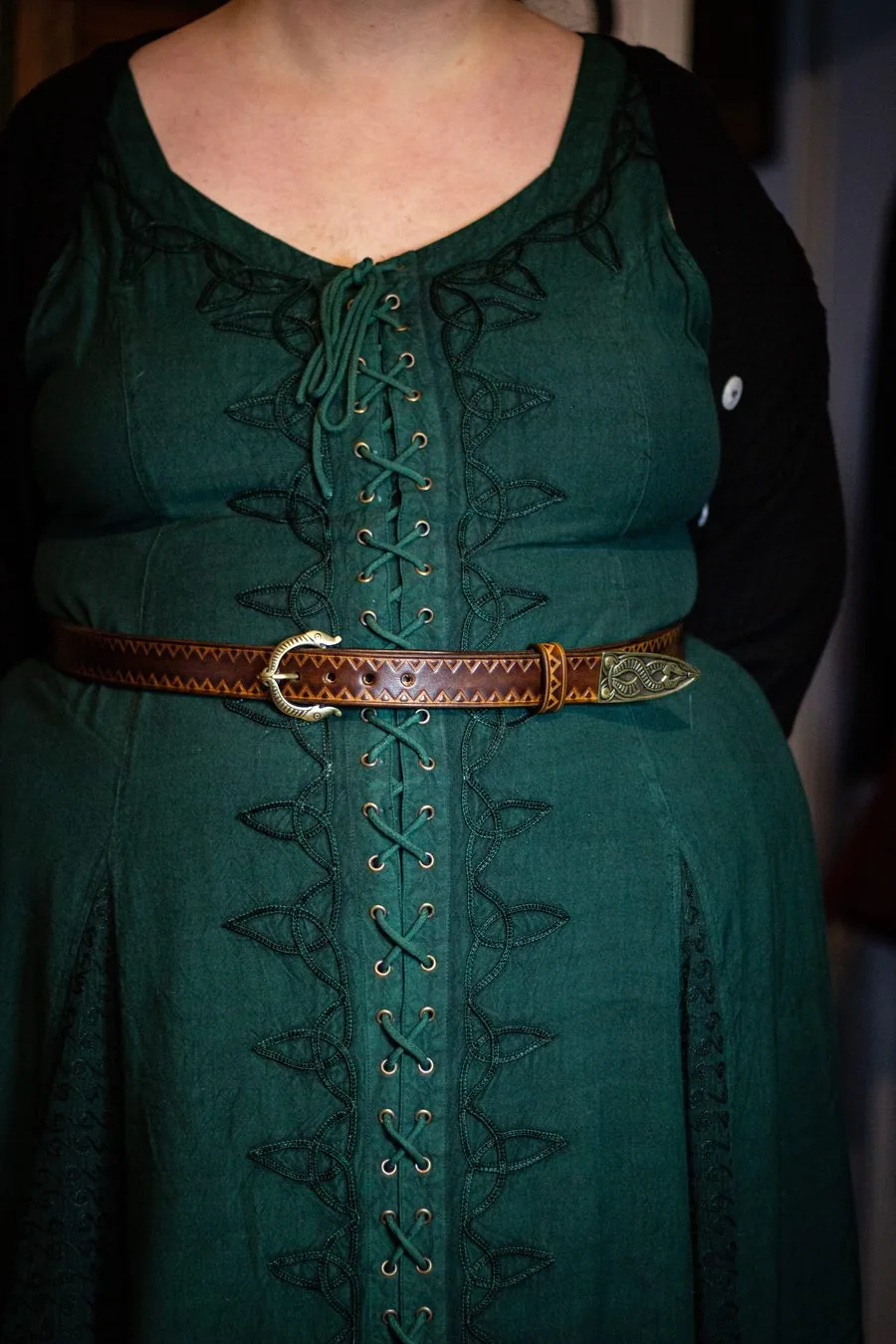 Ceinture fine gravée portée sur une robe verte
