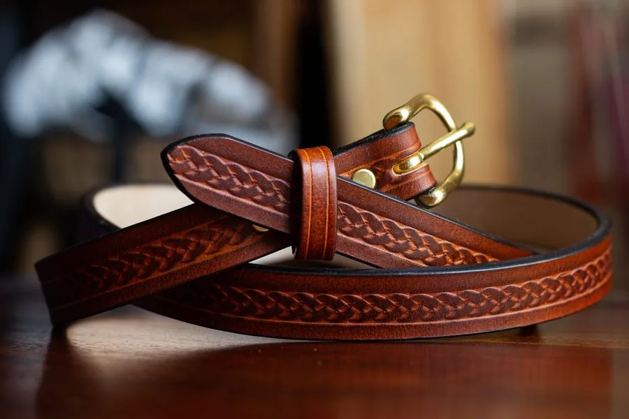 Ceinture gravée d'une tresse