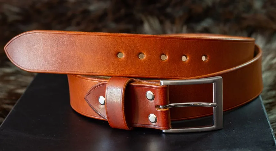 Ceinture intemporelle en cuir cognac
