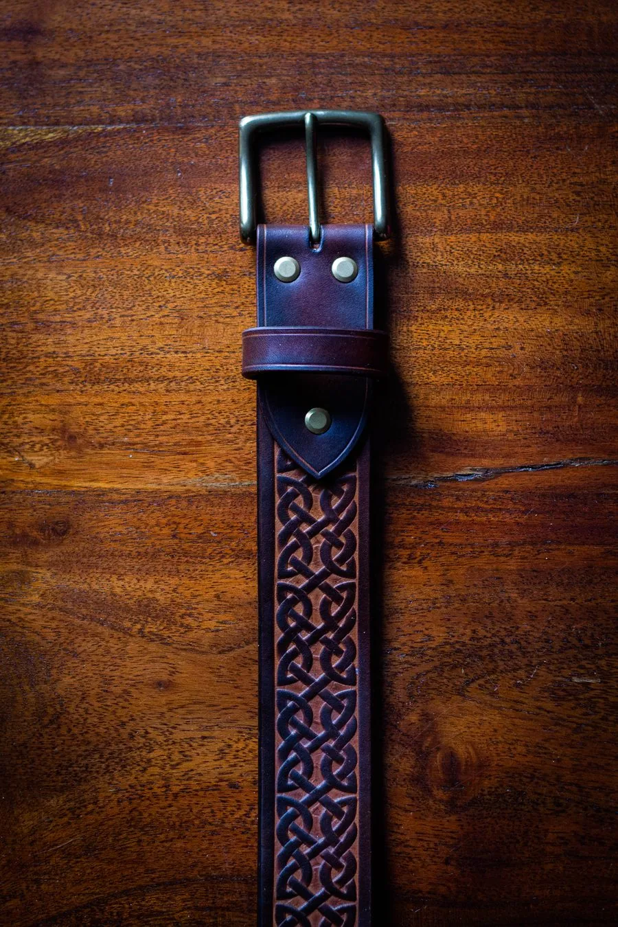 Ceinture teintée sombre, gravée d'un entrelacs, avec boucle en métal