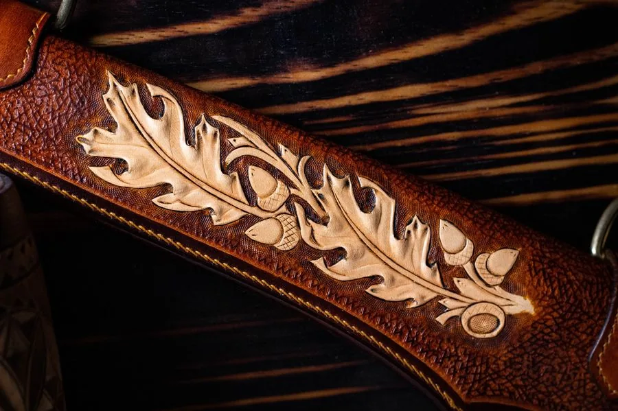 Étui de couteau repoussé de feuilles de chêne