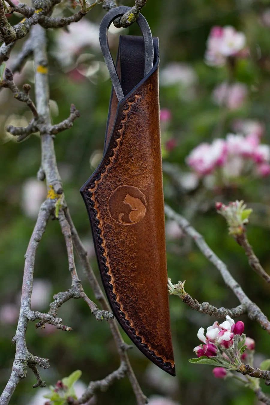 Étui de couteau suspendu dans un pommier en fleurs