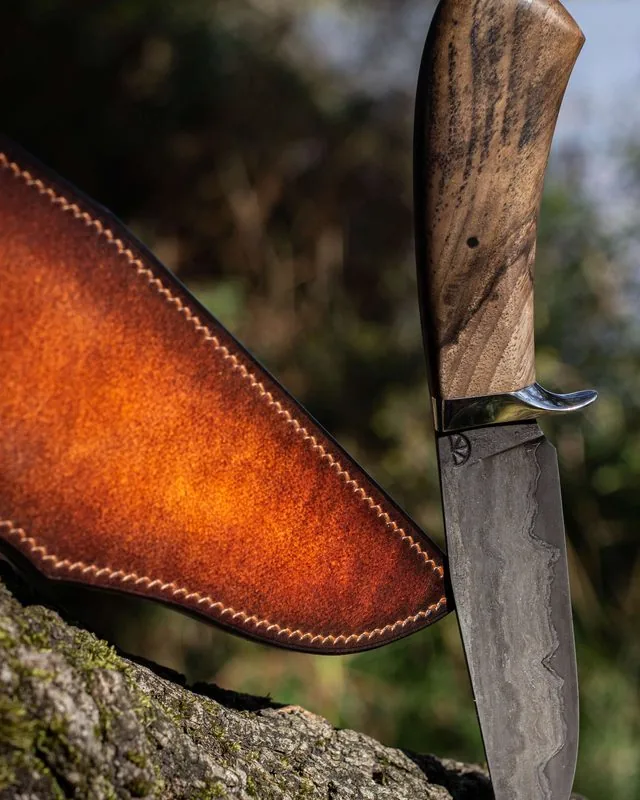 Étui en cuir teinté à la main et cousu au point sellier, avec un couteau à lame damas et manche en bois