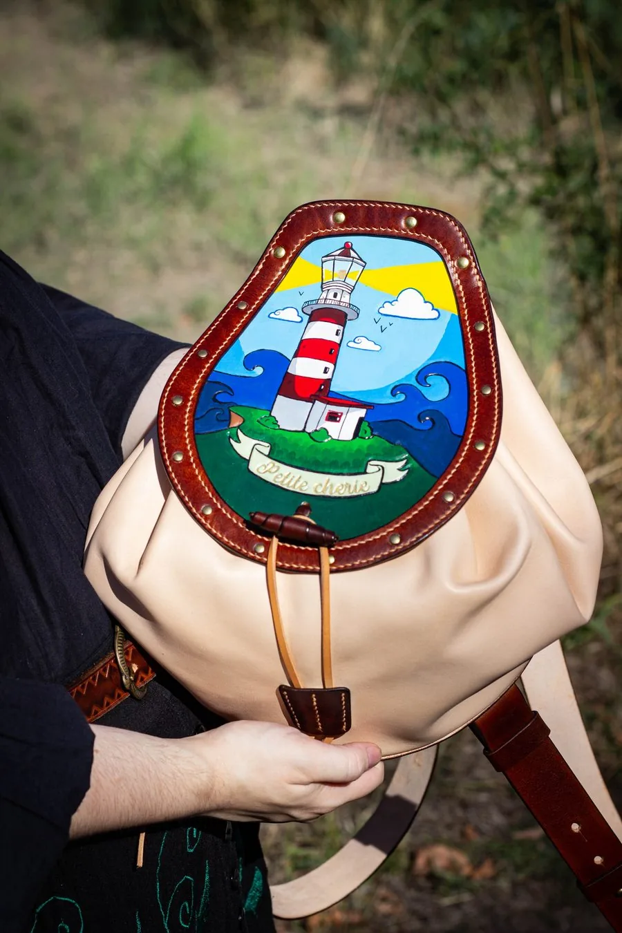 Sac à dos à cordon en cuir clair, médaillon peint d'un phare