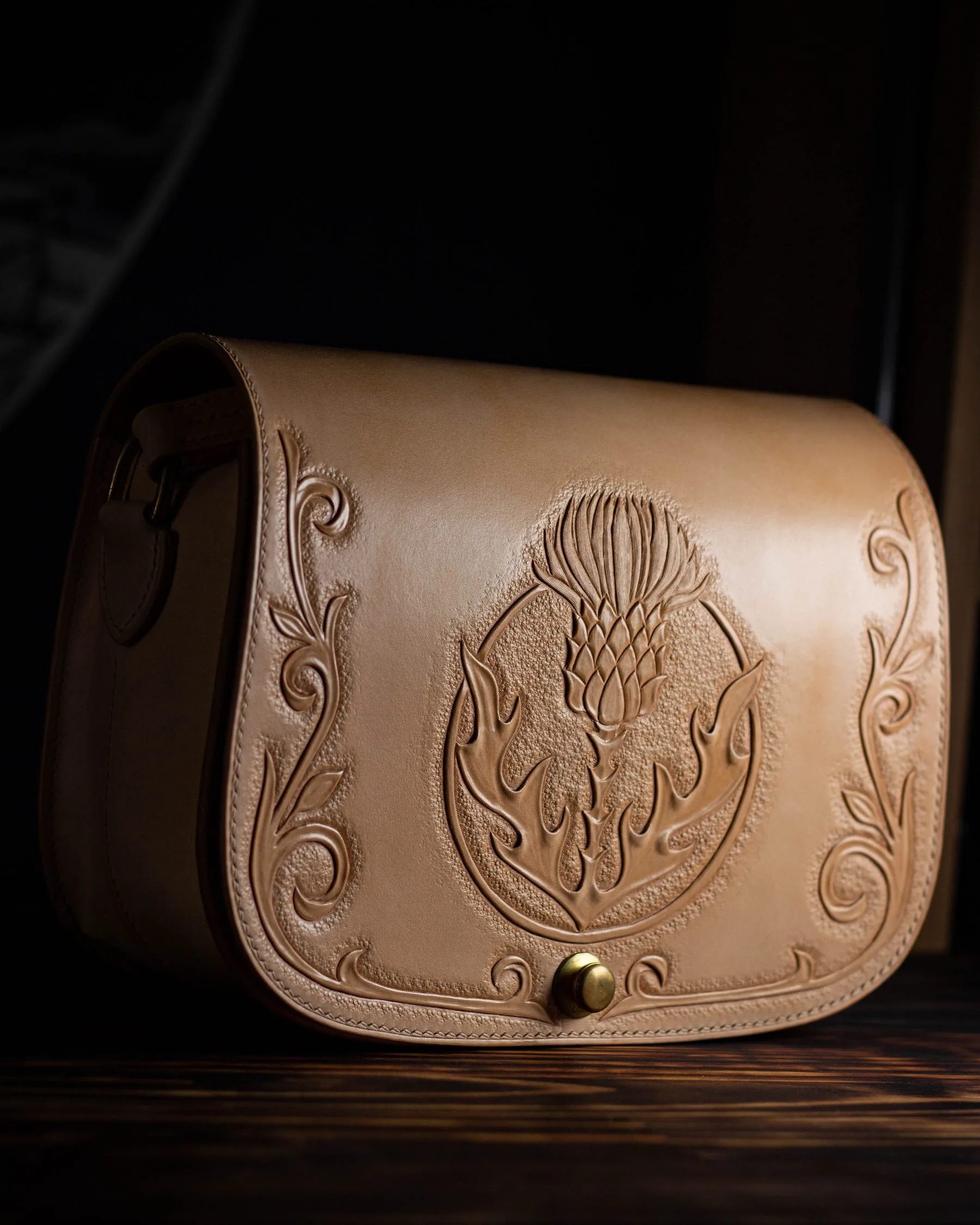 Sac en cuir naturel repoussé d'un chardon et de rinceaux