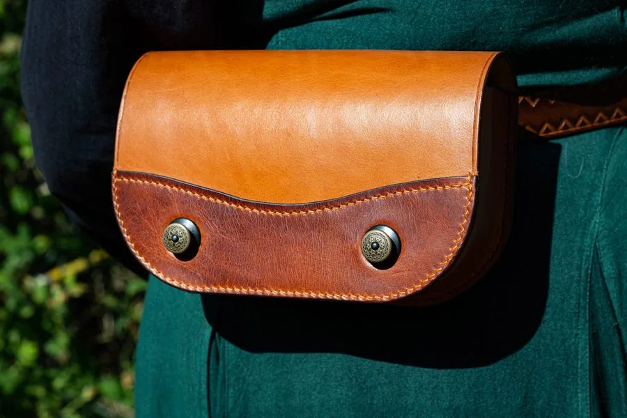 Sacoche de ceinture en cuir fauve à deux boutons, portée à la taille