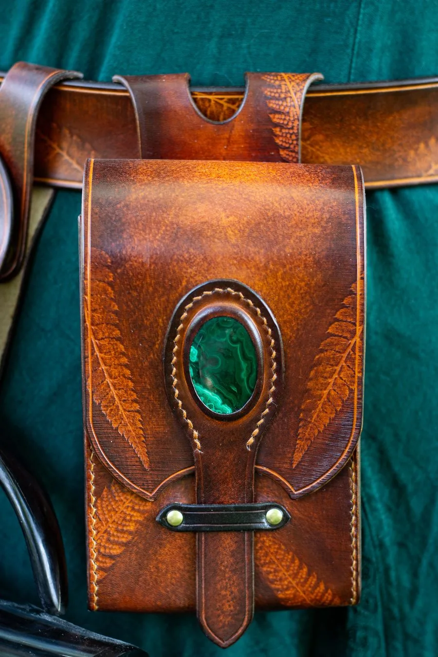 Sacoche de hanche « fougère et malachite » portée à la ceinture