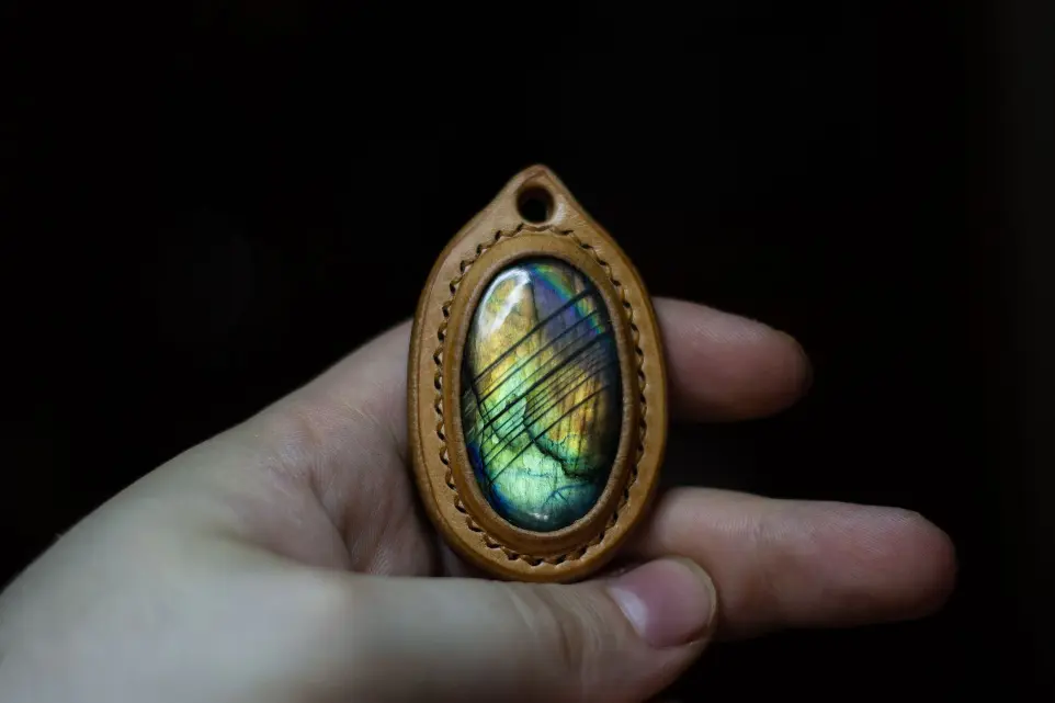 Pendentif avec incrustation de labradorite