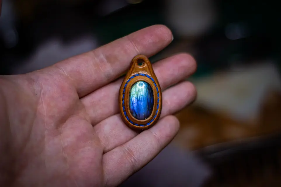 Pendentif avec incrustation de labradorite